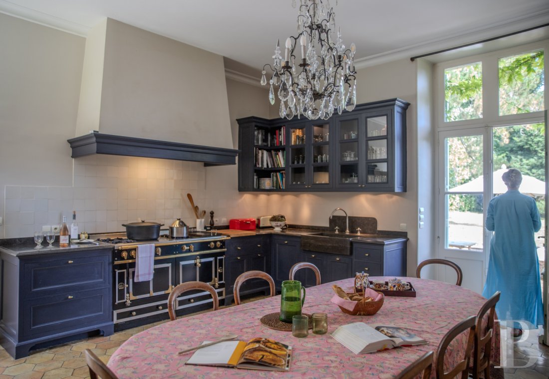 Dans le Perche, au nord-est de Bellême, une maison des 18e et 19e siècle au milieu de grands arbres  - photo  n°19